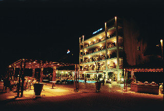 John & George Hotel, Tolo