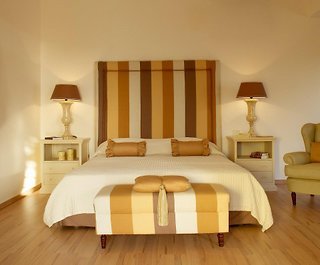 Yria Hotel, Parasporos