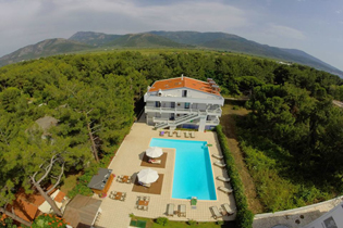 Kazaviti Hotel, Prinos